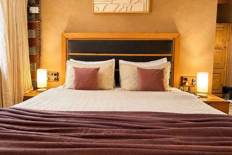 kaathkuni-house-bed-heritage-room