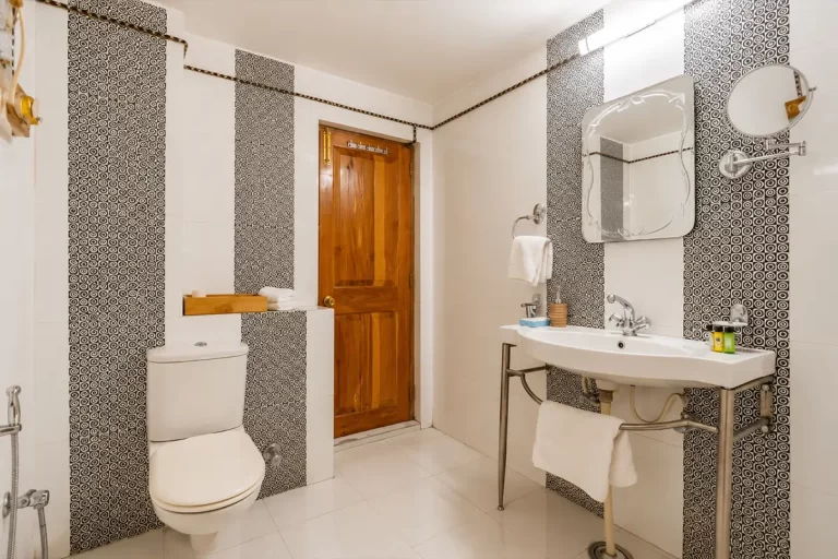 kaathkuni-house-heritage-room-bathroom